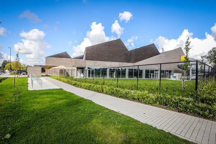 De glijbaan in het zwembad kan morgen open en volgend weekend ligt de nieuwe opblaasbare attractie er