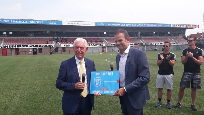 Wethouder Frans Stienen (l) en Niels Cannegieter (projectleider Nationale Sportweek) bij de bekendmaking in stadion De Braak na afloop van de JIBB Scholenbattle.