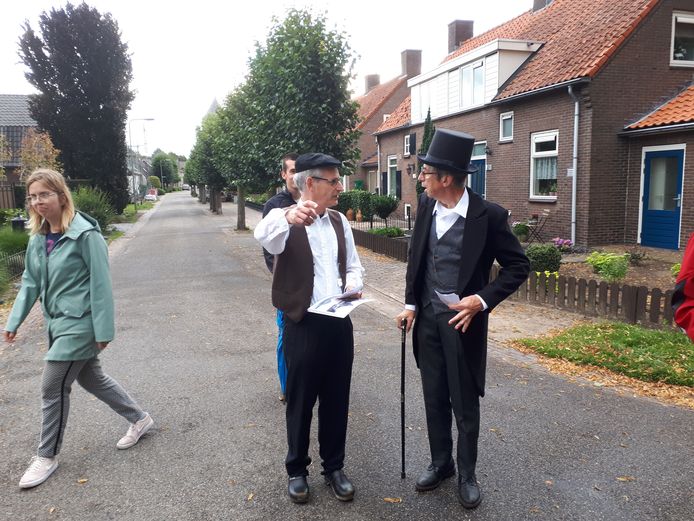 Jan van Lith (Ruud Verhagen) wijst in de Molenstraat waar in zijn tijd molen Zeldenrust moest wijken voor de spoorlijn. Hendrik de Booij (Willie van Erp) heeft geen idee wat een trein is.