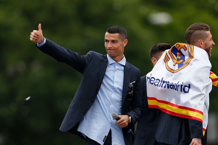 Cristiano Ronaldo steekt zijn duim op naar de tienduizenden fans van Real Madrid bij de huldiging in de Spaanse hoofdstad.