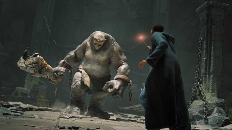 Een spelerpersonage uit 'Hogwarts Legacy' in gevecht met een trol. Beeld Warner Bros. Games