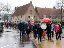 Vele tientallen Amersfoorters betuigen met tocht door de stad steun aan het volk van Iran