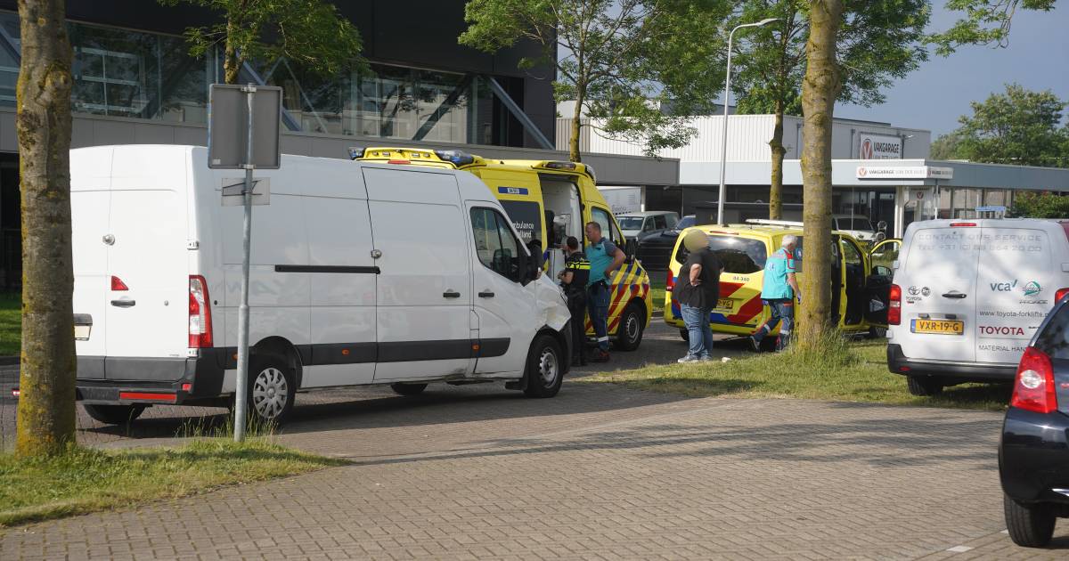 Motorrijder gewond bij botsing op kruising in Zwolle.