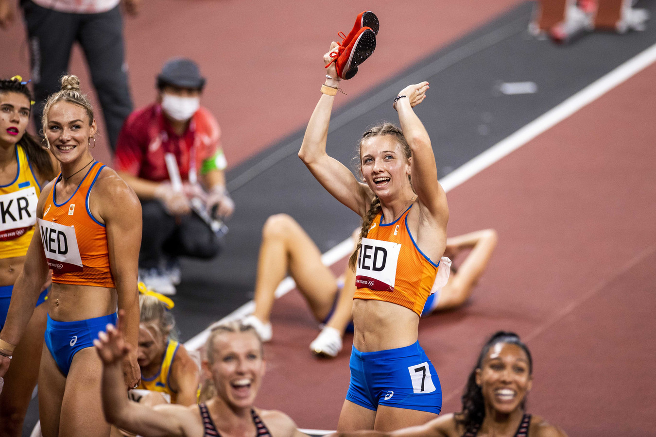 Nederland na ongekende inhaalrace Femke Bol en nationaal record naar