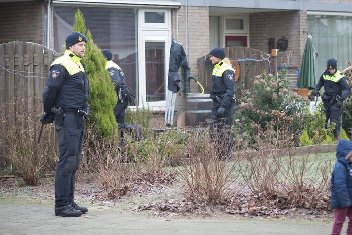 Politie-onderzoek bij de woning aan het Muiderslot waar Sumbat Dawood Borghos op 19 december 2014 werd afgeslacht.