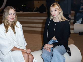 Angèle samen met Margot Robbie en Vanessa Paradis gespot tijdens Paris Fashion Week