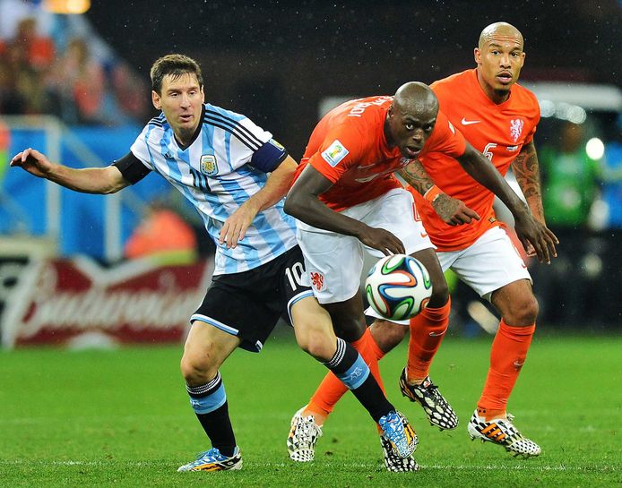 Bruno Martins Indi en Nigel de Jong (rechts) in duel met Lionel Messi.