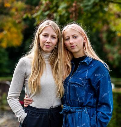 Liselotte en Isalinde maken film over hun overleden zusje: ‘Papa droeg je over de drempel, dood’