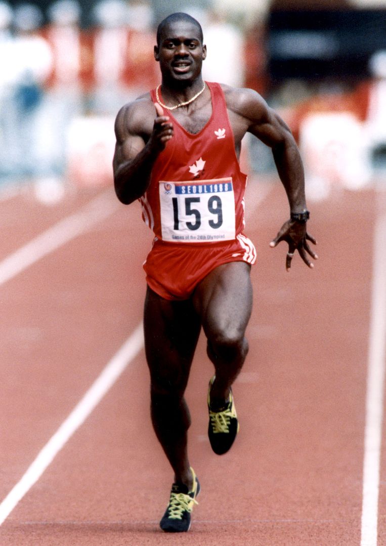 Ben Johnson in de halve finales van de 100 meter sprint op de Olympische Spelen van Seoel in 1988. Beeld AFP