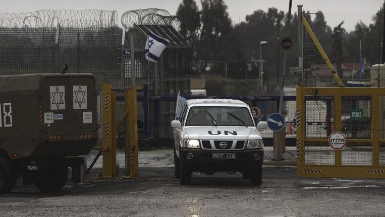 Een van de Verenigde Naties passeert de grens tussen Syrië en Israël nabij de Golanhoogvlakte.. Beeld epa