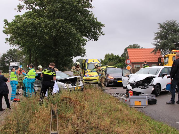 Twee auto’s zijn woensdagavond op de N233 in Rhenen op elkaar gebotst. Een bestuurder van een van de voertuigen kwam bekneld te zitten.