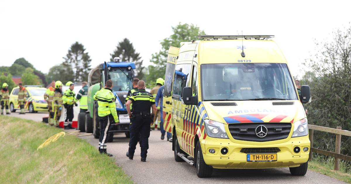 Traumaheli landt bij ernstig ongeluk met wielrenner en landbouwvoertuig in Kesteren.