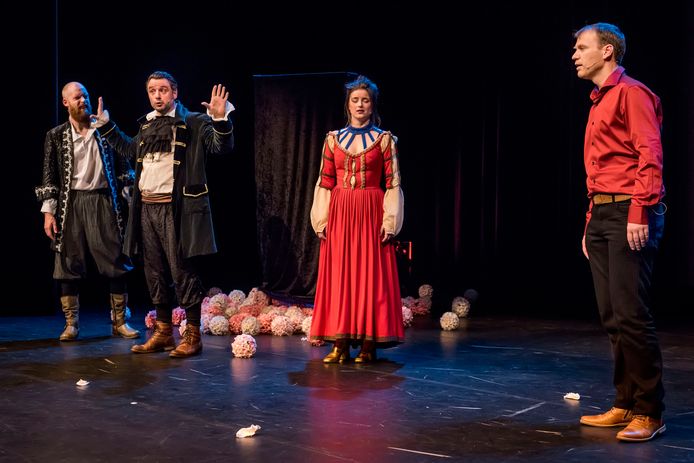 Theatergroep Drie Maal Plankenkoorts bracht eerder een eigentijdse versie van Cyrano in De Kring. Met rechts Ad Paantjens als Cyrano.