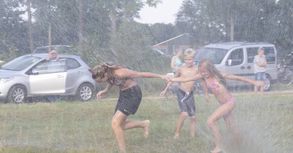 Brandweer bezorgt kinderen in Den Ham een waterfeest