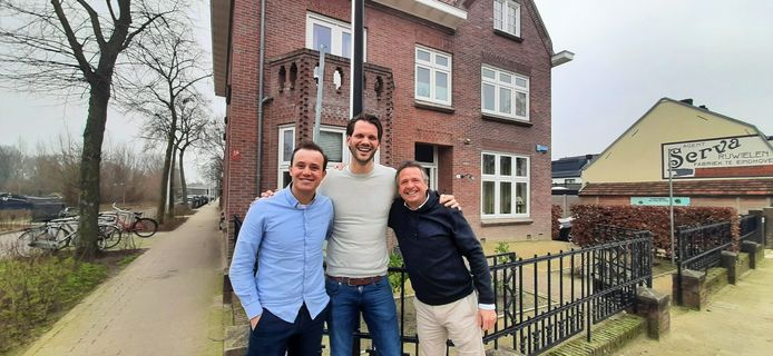 De nieuwe eigenaren Thomas Mutsaers en Jaap Kin samen met Michel Deneef voor Villa Pastorie. Per 1 maart zijn ze de nieuwe eigenaren.
