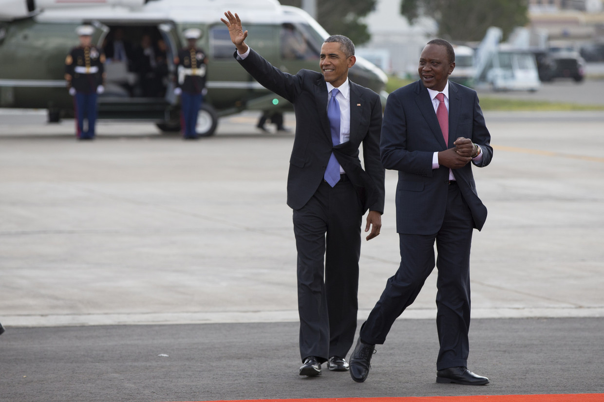 Obama (L) met de Keniaanse president Uhuru Kenyatta. Beeld ap