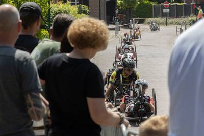Handbikers strijden fanatiek in Westerhoven: ‘Ik heb in een bocht wel even op twee wielen gereden’