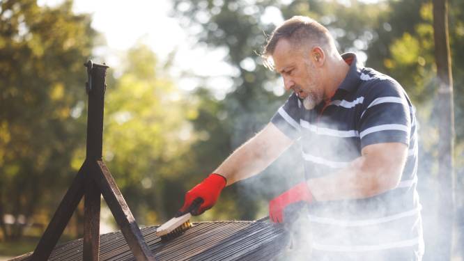 Zo krijg je je barbecue in geen tijd weer brandschoon 