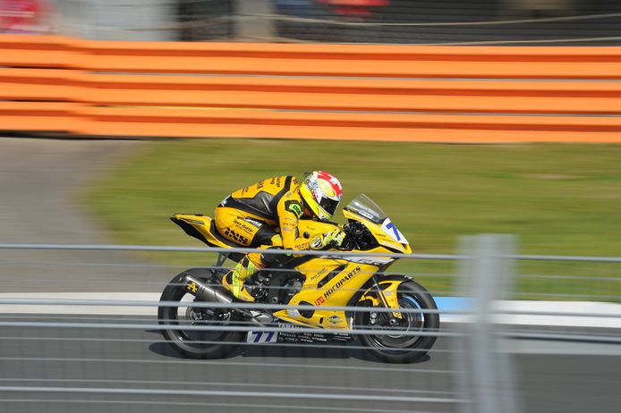 Dominique Aegerter was dit weekeinde niet te stuiten in de Supersport-races. De Zwitser uit het Ten Kate-team is na vijf zeges op rij afgetekend leider in het wereldkampioenschap.