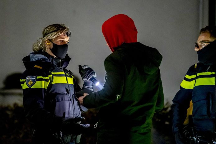 Politie tijdens een controle op Urk, waar vanwege ongeregeldheden eind vorig jaar preventief werd gefouilleerd.