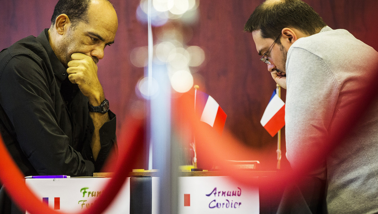 De Fransen Frantz Forbin (links) en Arnaud Cordier in Emmen tijdens hun partij van zondag. Beeld Jiri Buller