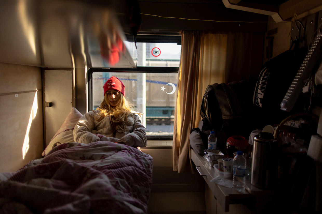 Buce Cermi (20), dochter van een machinist, in een van de treinen op station Iskenderun die nu dienst doen als tijdelijk onderkomen voor aardbevingsslachtoffers. Beeld Reuters