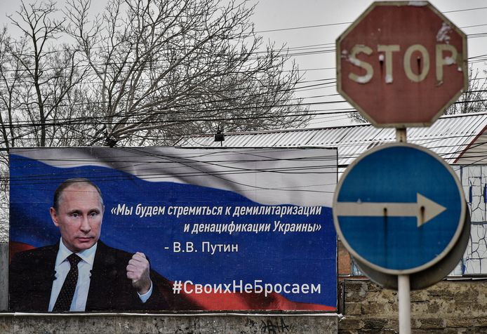 Een poster van Vladimir poetin op de krim