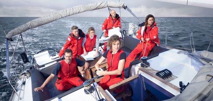 Otto-Jan Ham, Jani Kazaltzis, Charlotte Vandermeersch, Imke Courtois, Dominique Persoone en Evi Hanssen in het nieuwe programma 'Over de oceaan'.