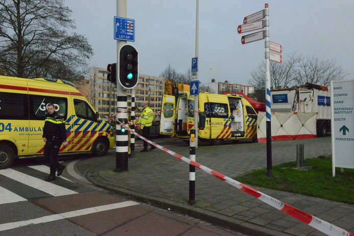 De hulpdiensten bij de Schenkkade na de aanrijding met vuilniswagen.
