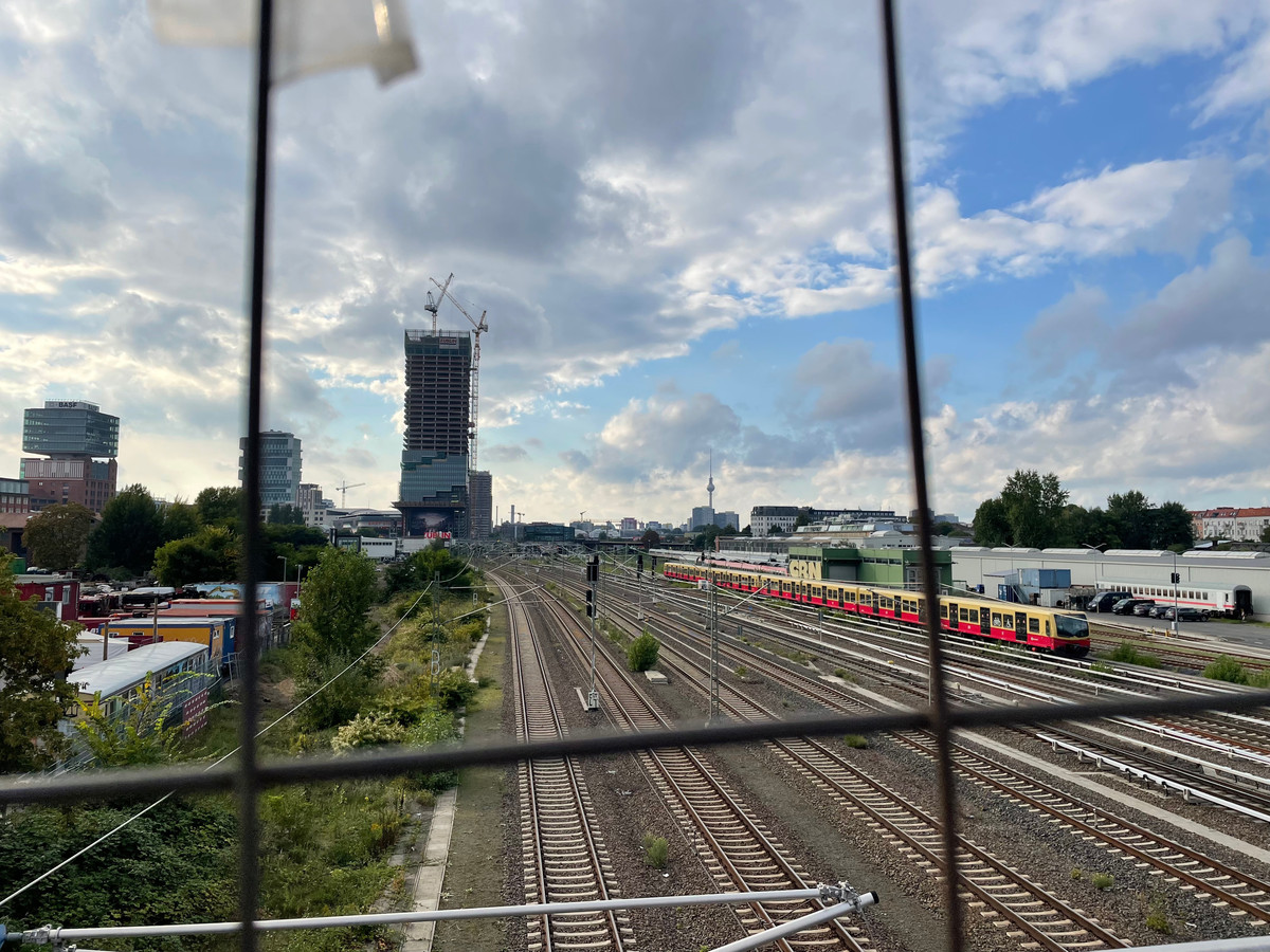 ‘Nederlands’ kantoor Amazon roept weerstand op in Berlijnse wijk ‘Zij