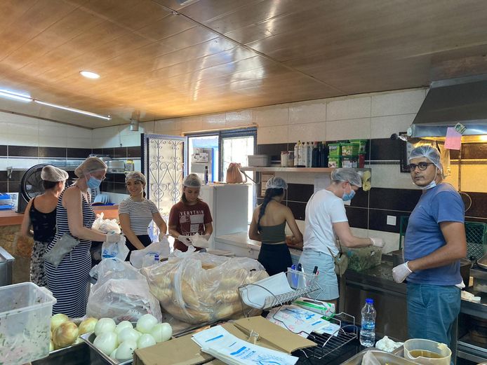 Carmi van der Kolk uit Apeldoorn (tweede van links) smeert broodjes in een restaurant om uit te delen aan de door natuurbranden getroffen bevolking van het Turkse plaatsje Manavgat.