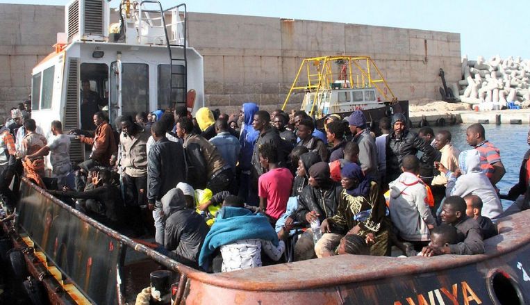 Afrikaanse migranten komen aan in de haven van Az Zawiyah, Libië.  Beeld afp