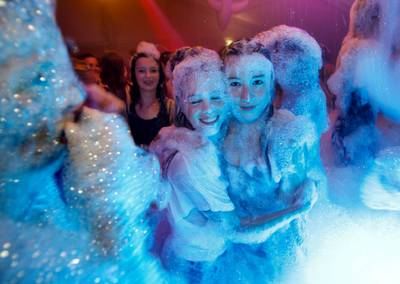Party met 10.000 liter schuim in feesttent Wintelre