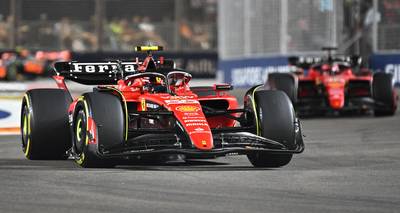 Nog eens raak voor Ferrari: Sainz beëindigt met winst in GP Singapore historische reeks van Max Verstappen en Red Bull