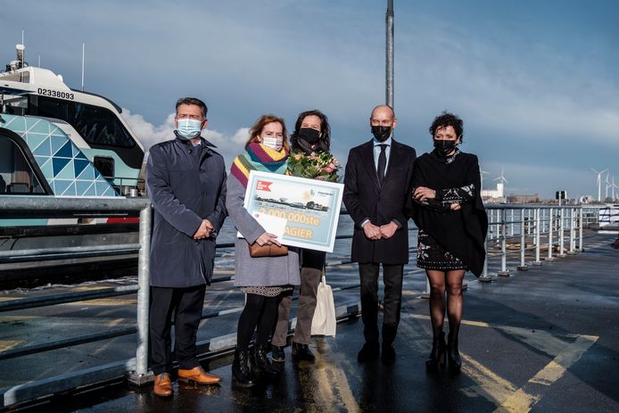 Thierry Van Steenbergen (Operationeel Directeur van Blue Amigo, uitbater DeWaterbus), Nathalie Balcaen (administrateur-generaal van het agentschap voor Maritieme Dienstverlening en Kust), Katrien Van Mieghem (2 miljoenste passagier), Gerbrand Schutten (CEO van Blue Amigo), Lydia Peeters (minister voor Mobiliteit en Openbare Werken).
