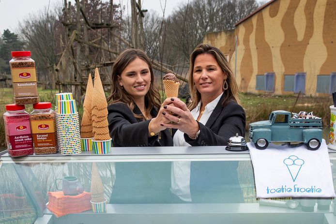 Kleindochter Nina en dochter Claudia bij een ijskraampje voor de ingang van safaripark Beekse Bergen. De plek waar Moreno Gori zijn ambachtelijk gemaakte ijs verkocht.