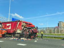 Botsing tussen twee vrachtwagens op A15 bij Hoogvliet zorgt voor flinke vertraging