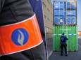 Un policier inspecte une cargaison au port d’Anvers.