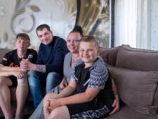 Volkszanger Wouter Roos en zijn Riekie vol goede moed in hun woonwagen in Wageningen: ‘Er is zoveel positiefs gebeurd’