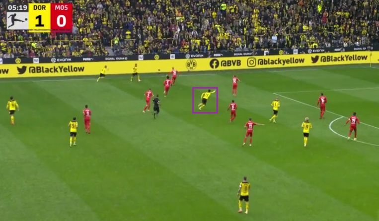 De diepe loopacties van Bellingham zijn cruciaal voor Dortmund. Beeld Screenshot Bundesliga TV