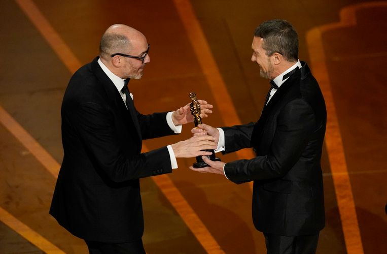 Antonio Banderas (rechts) overhandigt de Oscar aan de Duitse regisseur Edward Berger. Beeld Chris Pizzello/Invision/AP