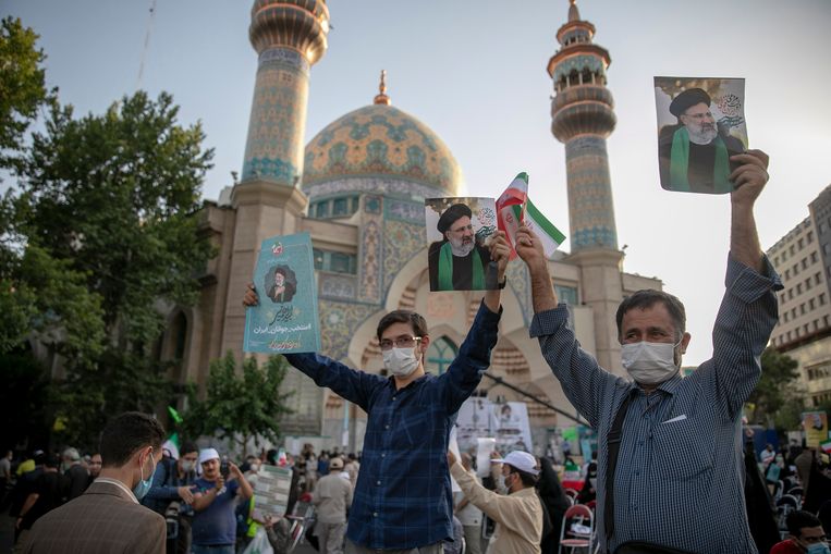 Een bijeenkomst van Ebrahim Raisi-aanhanger voor een moskee in Teheran, 16 juni. Beeld Majid Saeedi / Getty