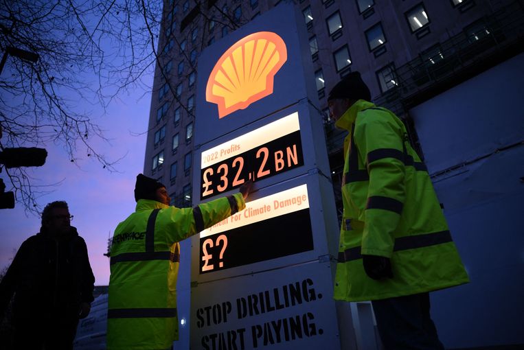 Activisten van Greenpeace protesteren op 2 februari tegen Shell bij het hoofdkantoor in Londen.  Beeld Daniel Leal / AFP