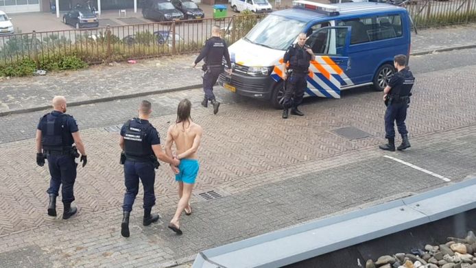 De man kreeg bij zijn arrestatie een blauw broekje aan