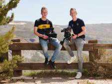 Westlandse tweeling maakt video’s over de hele wereld: ‘Mensen herkennen ons aan onze schoenen’