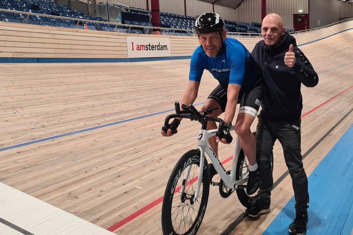 Atty Duijn (links) en zijn wielervriend Maas van Beek tijdens een training op de indoorbaan in Sloten.