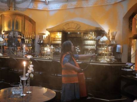 Des militants pour le climat aspergent de peinture orange un hôtel 5 étoiles en Allemagne