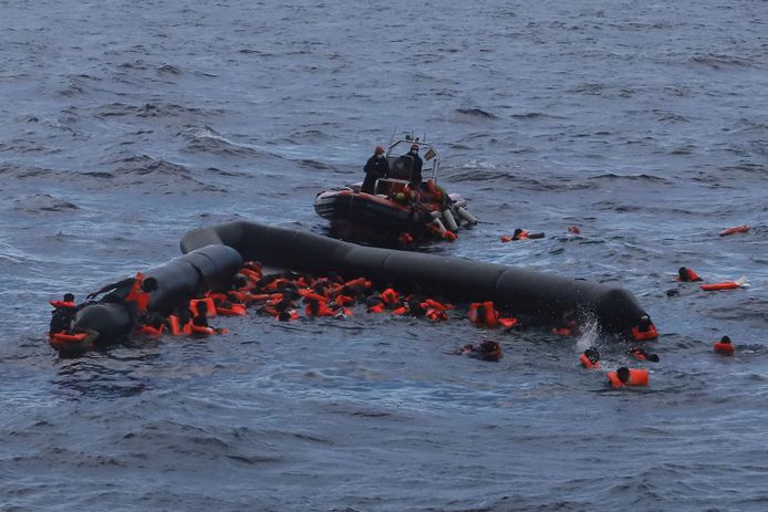 Una ONG spagnola salva rifugiati e migranti nel Mediterraneo.  Archivia l'immagine.