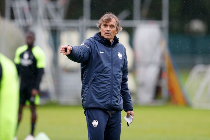 Phillip Cocu tijdens de training  van Vitesse.