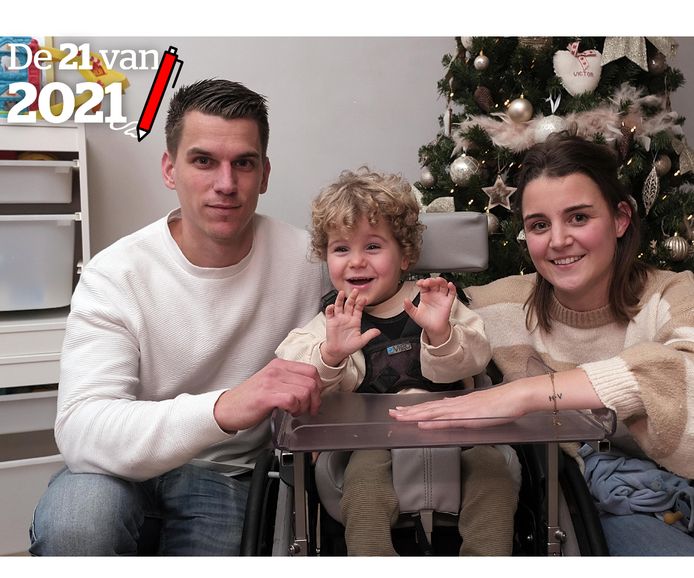 Victor, 3 jaar intussen, met zijn ouders Emily Rooryck en Andres Segers.